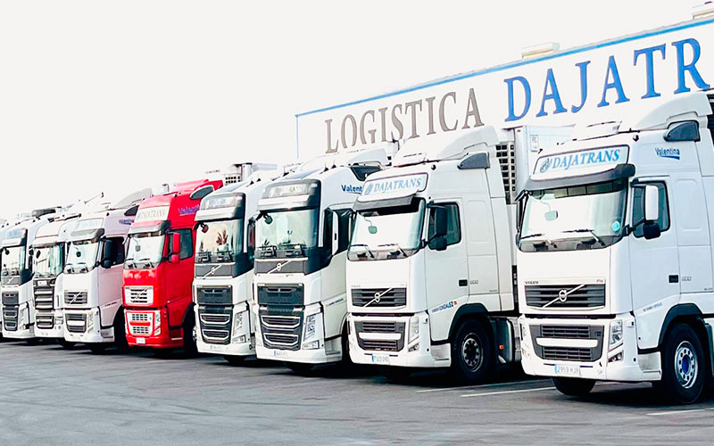Imagen de una flota de camiones de Dajatrans
